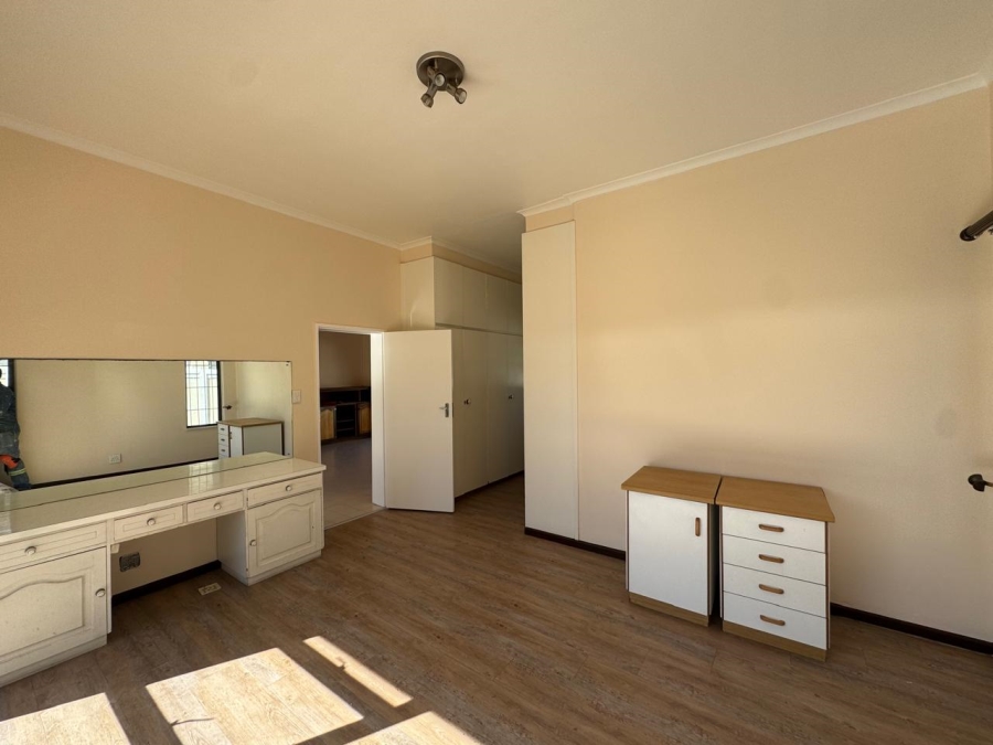 To Let 6 Bedroom Property for Rent in Table View Western Cape